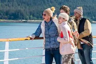 Familie tijdens cruisevakantie aan boord van het schip